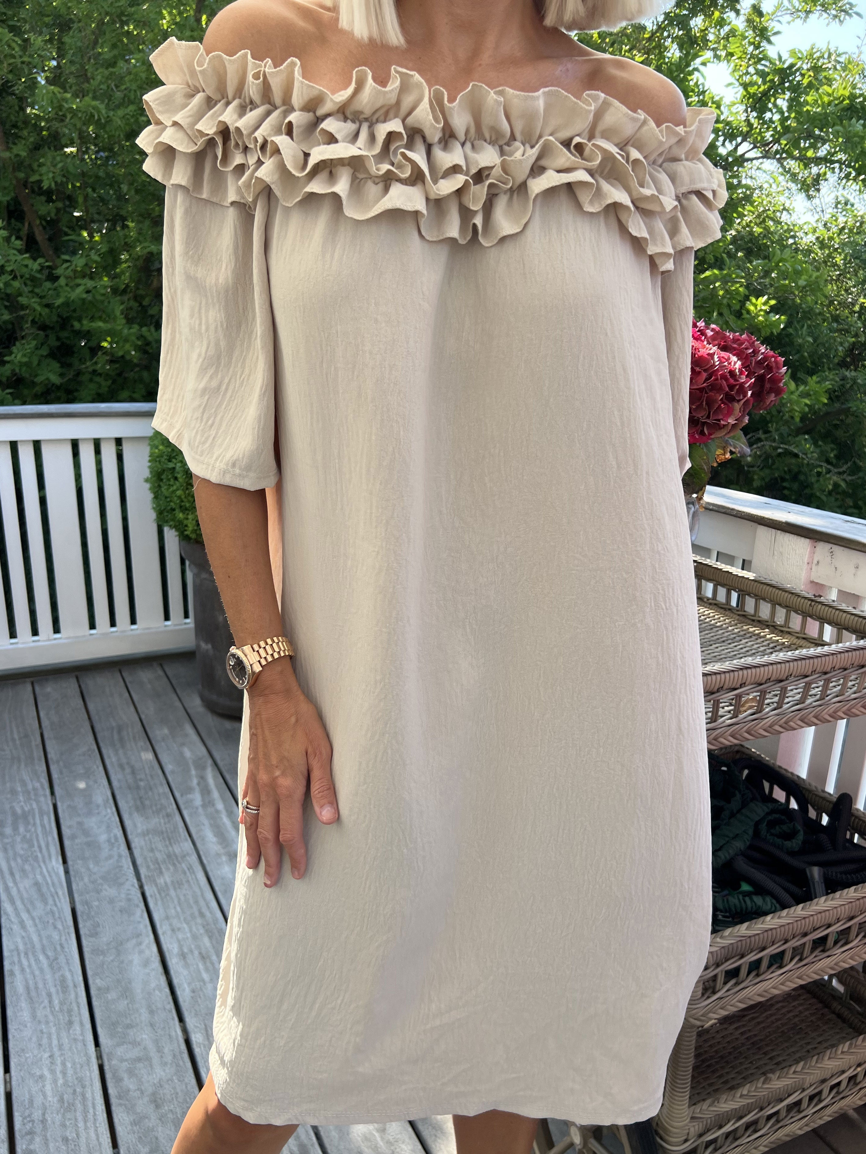 Chili Sleeveless Dress - Fin klänning med volanger i halsringningen - Black